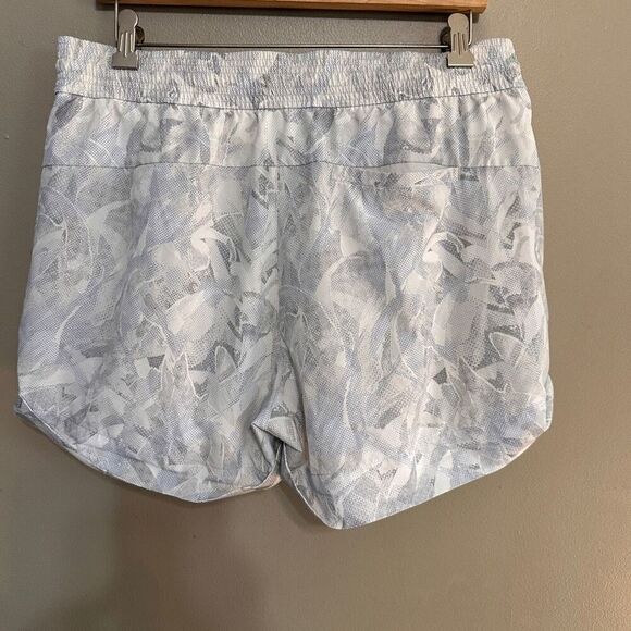 Lululemon Spring Break Away Shorts Stretch Wave White Sz 12 3" Inseam - Picture 3 of 7